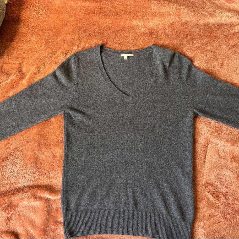 Halogen 100% Cashmere Gray V-Neck Sweater Soft Minimalist Classic Knit - Picture 6 of 8